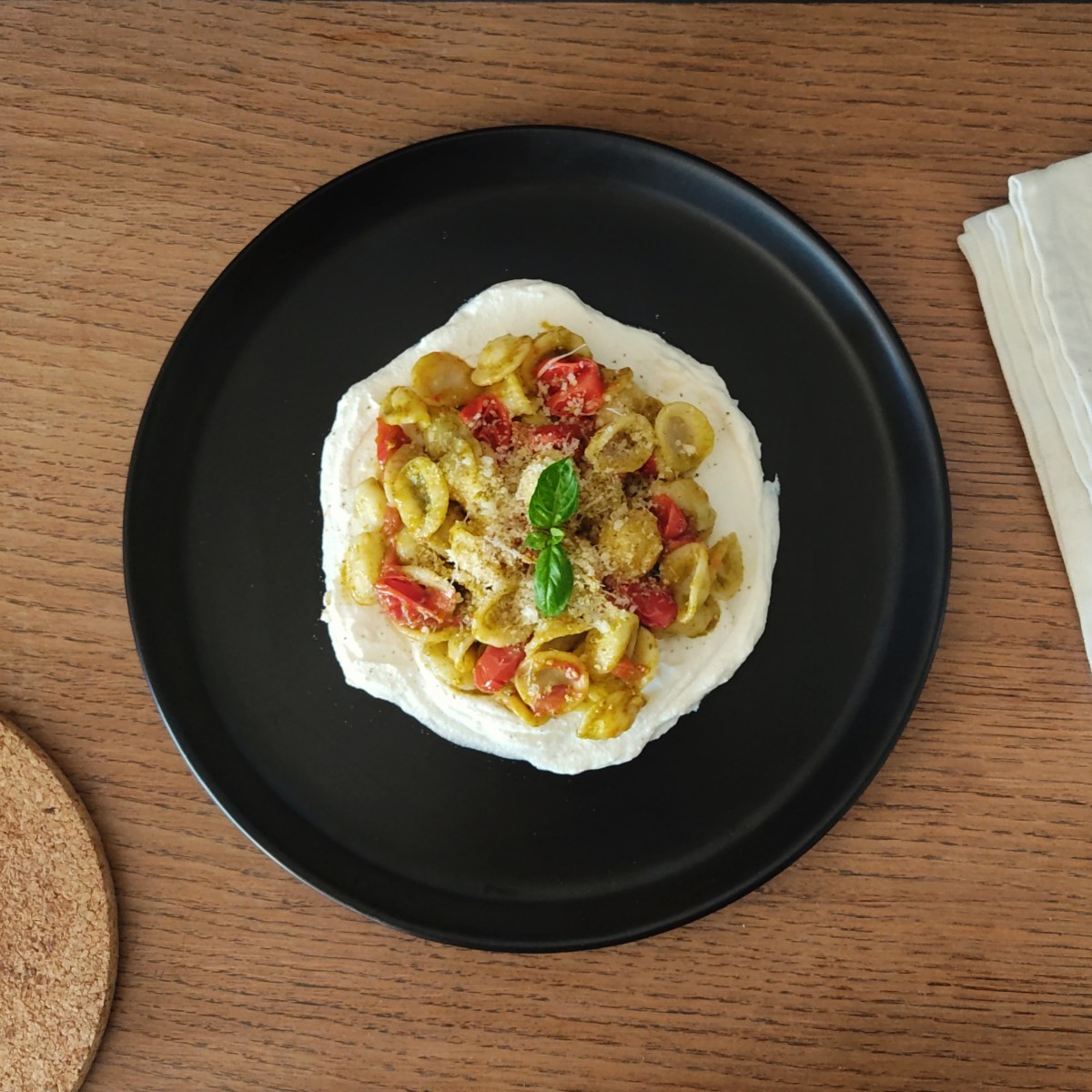 Pâtes au pesto, aux tomates cerises et à la&nbsp;ricotta