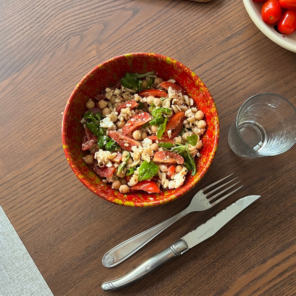 Salade de pâtes et pois chiches à la feta, mâche et tomates&nbsp;cerises